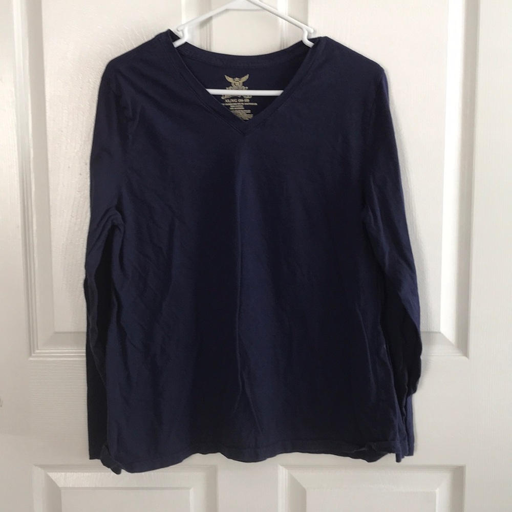 Long sleeved v-neck shirt